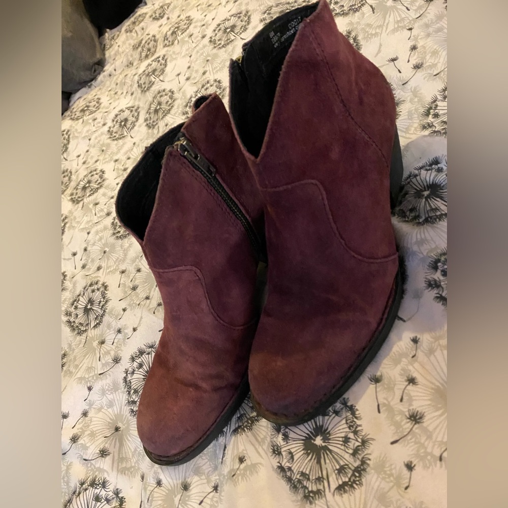 Born Size 8 Raspberry Leather/Suede Booties